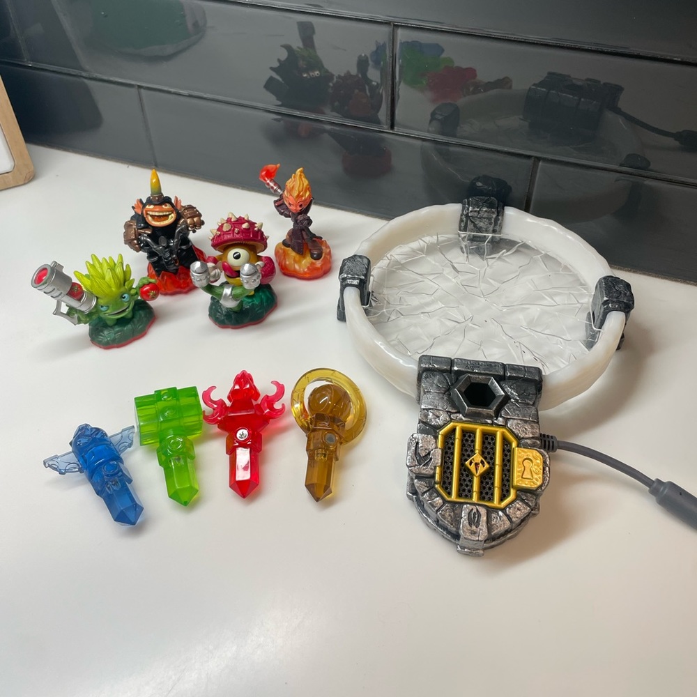 Sky landers trap team set.